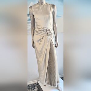 □$5,500 J. MENDEL SILK GOLD LAME RUNWAY GOWN US 4